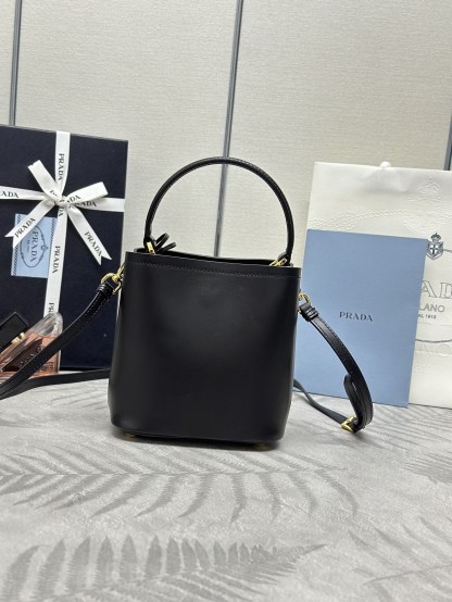 プラダ「Prada」パニエ バッケットバッグ