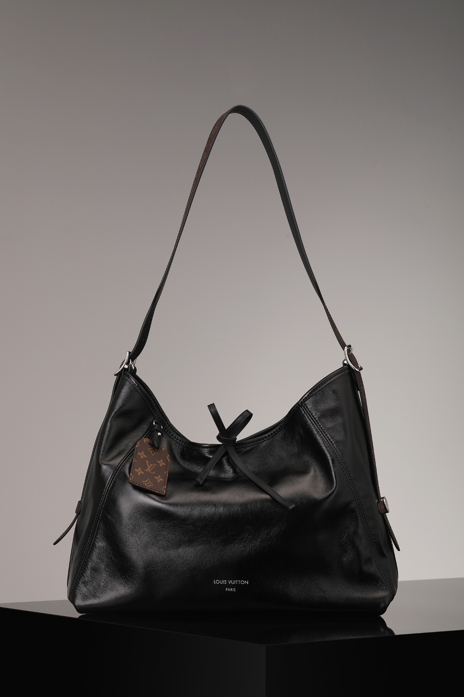 ルイ・ヴィトン「Louis Vuitton」キャリーオールダーク MM