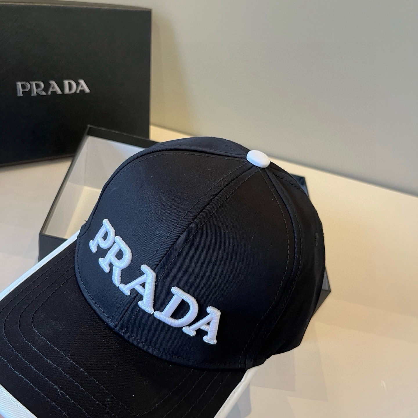 プラダ「Prada」Re-Nylon クラシック ベースボールキャップ