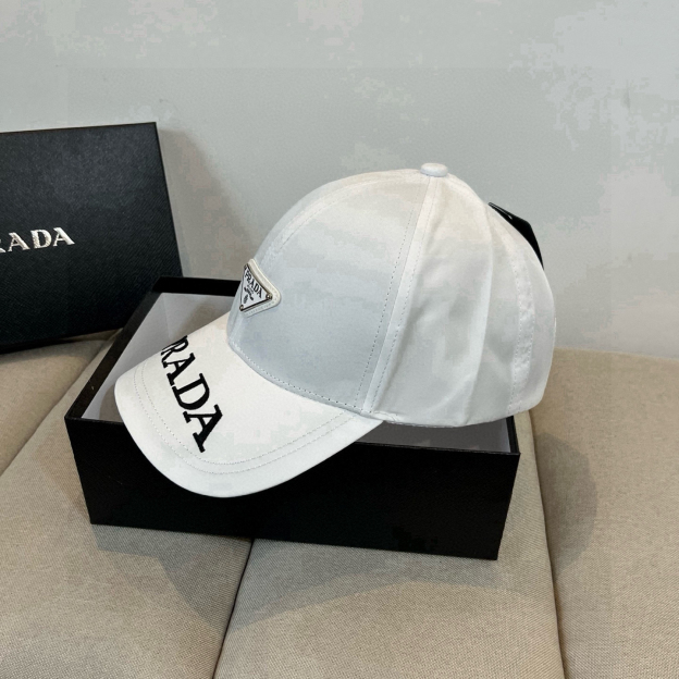 プラダ「Prada」Re-Nylon クラシック ベースボールキャップ