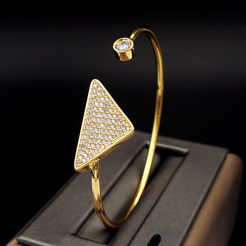 プラダ「Prada」プラダ トライアングルロゴ フルダイヤモンド ブレスレット