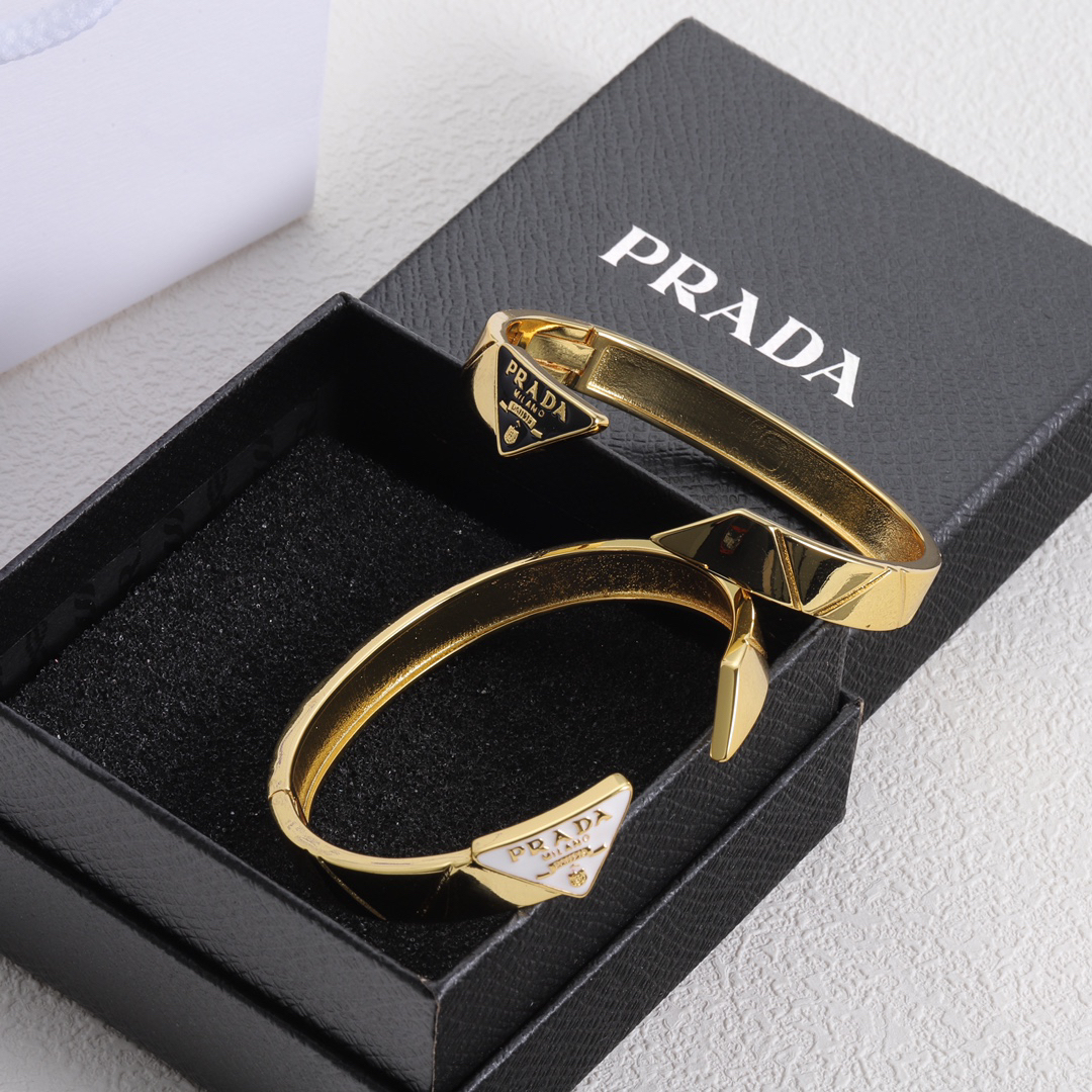 プラダ「Prada」プラダ エターナルゴールド メタル トライアングル ブレスレット-ISETAN PRESTIGE CURATED