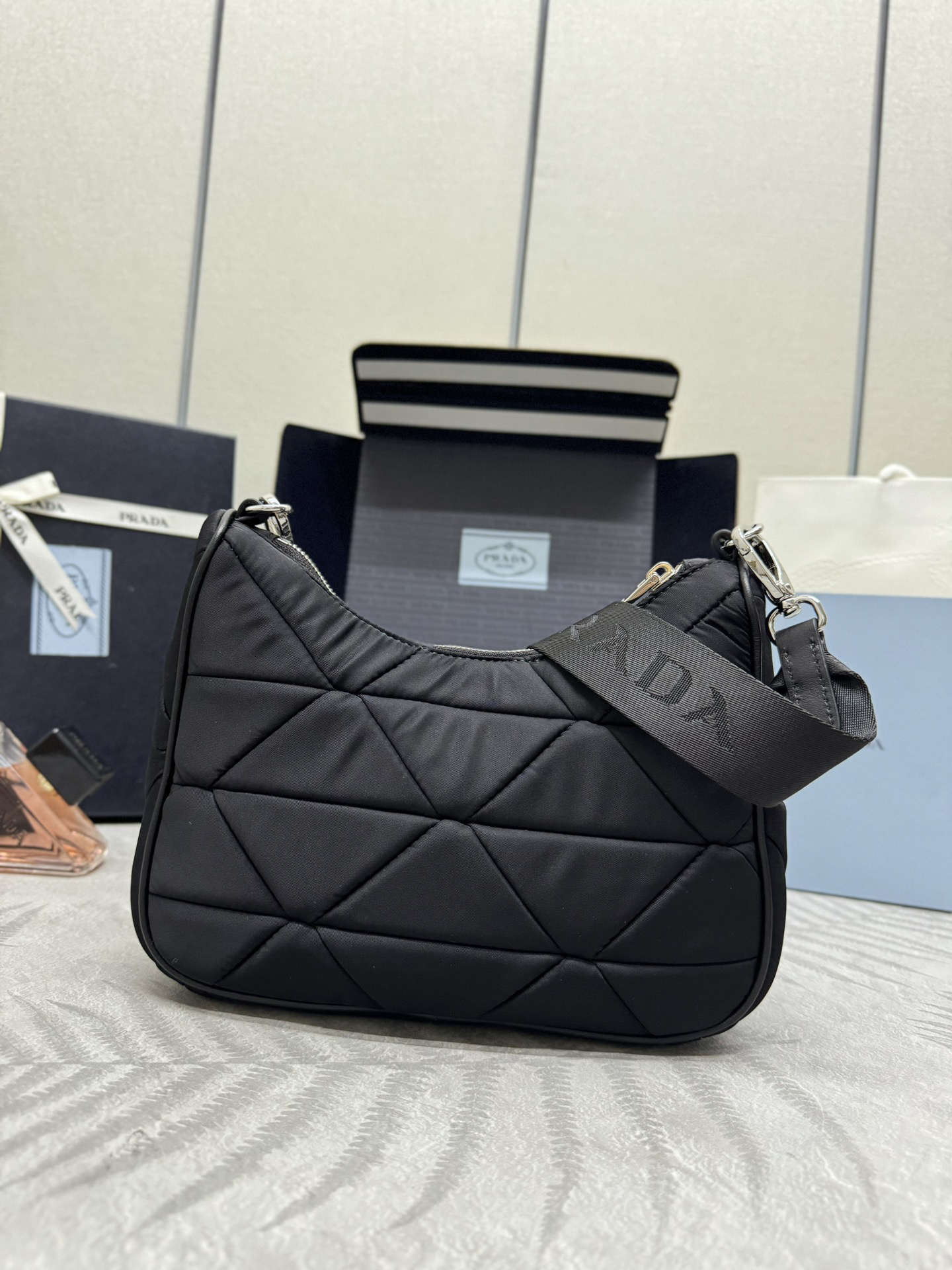 プラダ「Prada」 レ・ミニマ ナイロン ショルダーバッグ