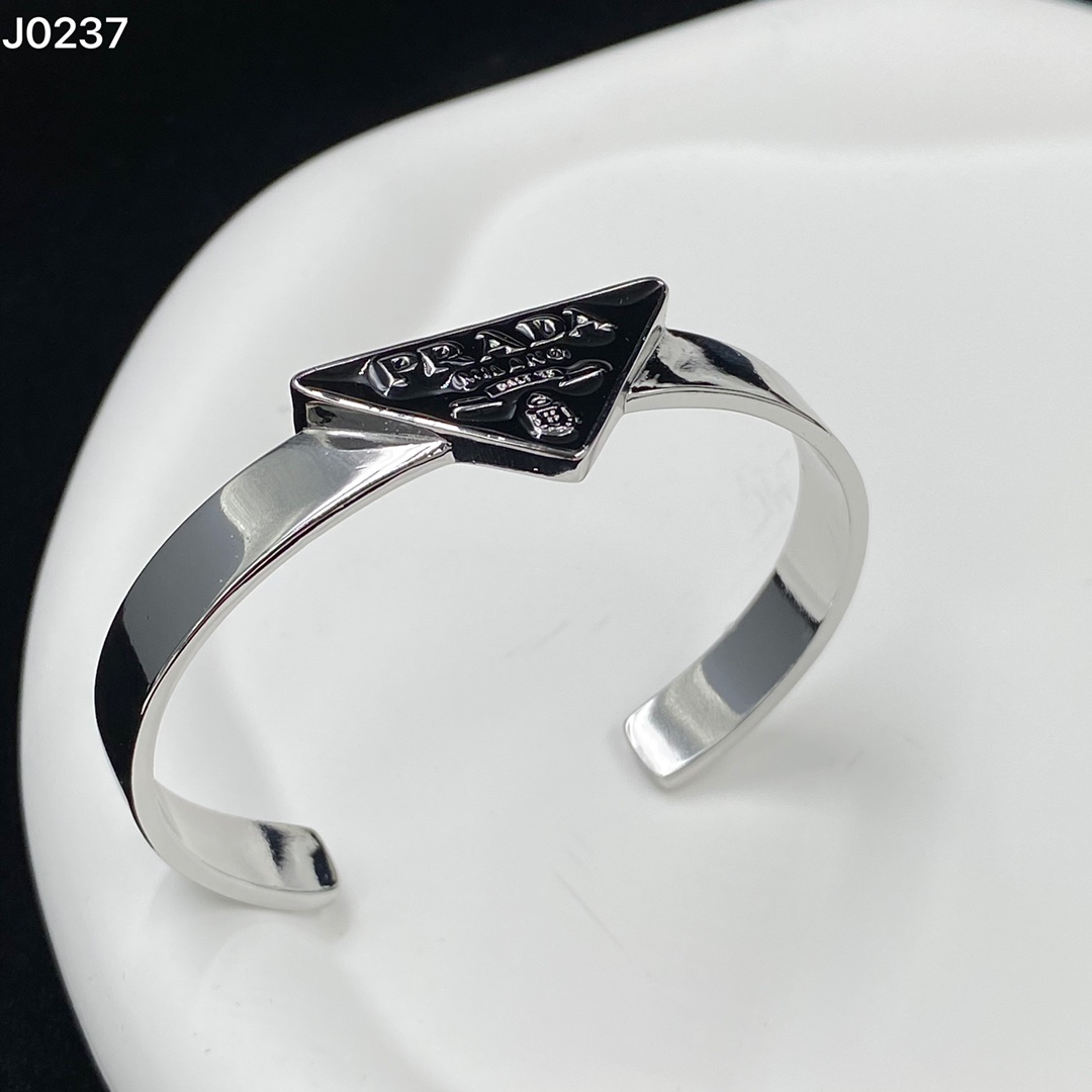 プラダ「Prada」プラダ トライアングル レター レジン オープン ブレスレット
