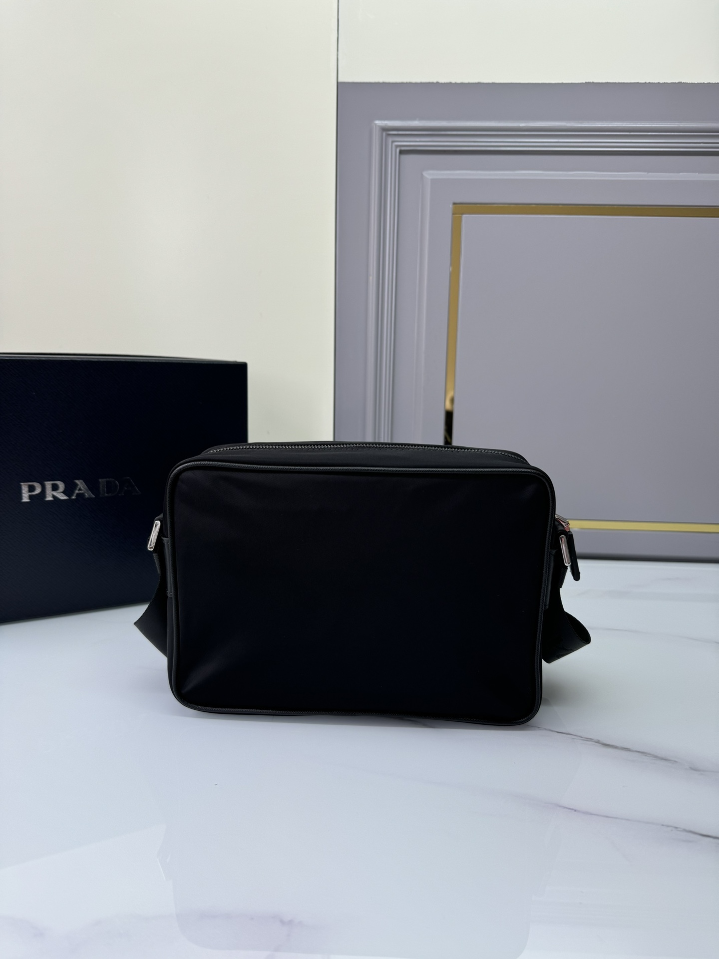 プラダ「Prada」サフィアーノ レザー マルチポケット ショルダーバッグ