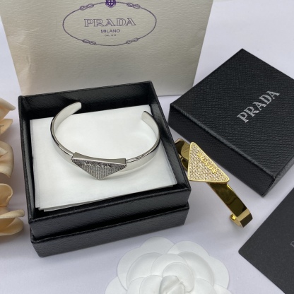 プラダ「Prada」プラダ トライアングル ロゴ レザー ブレスレット