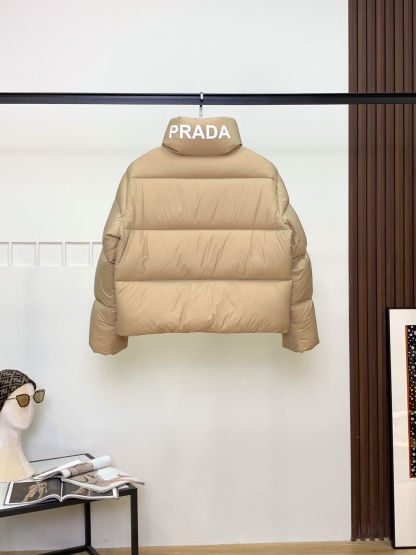 プラダ「Prada」秋冬ダウンジャケット スタンドカラー