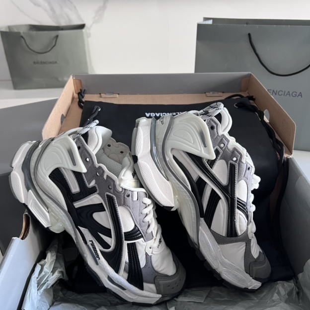 バレンシアガ「Balenciaga」Paris 7.5 Runner Grafhti スニーカー