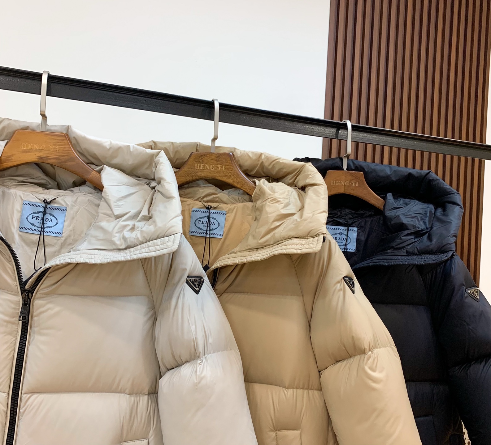 プラダ「Prada」秋冬フード付きダウンジャケット
