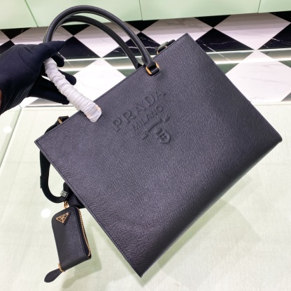 プラダ「Prada」 サフィアーノ レザー ラージ トートバッグ
