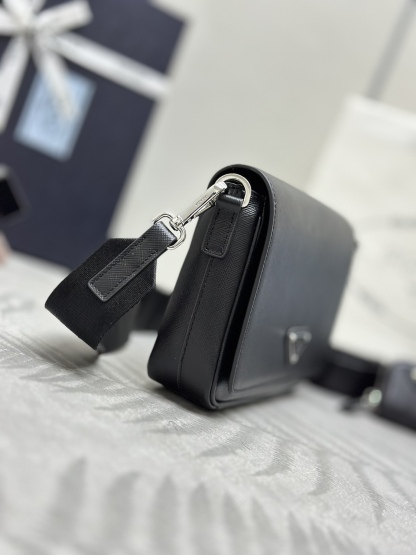 プラダ「Prada」サフィアーノ レザー フラップ ショルダーバッグ