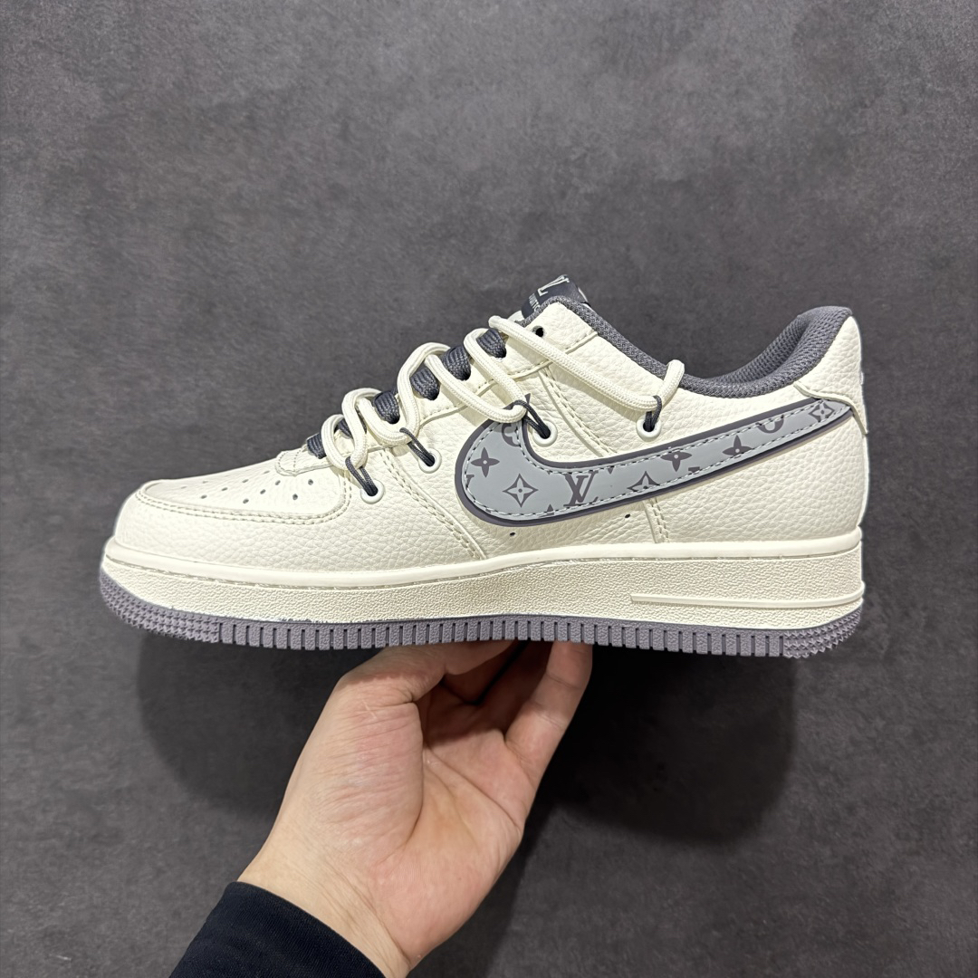 「コラボモデル」Louis Vuitton x Nike カスタムカラー スニーカー