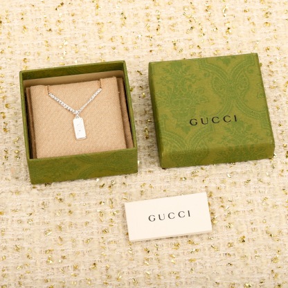 グッチ「Gucci」Anger Forest エナメルシリーズ 斜紋インターロッキング刻花ネックレス