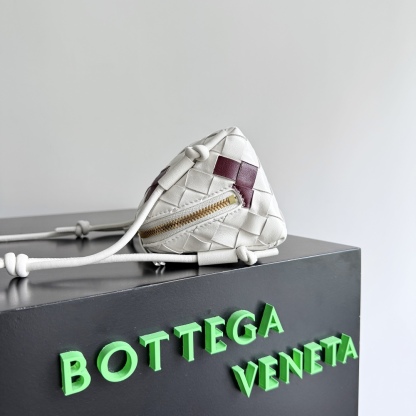 ボッテガ・ヴェネタ「Bottega Veneta」Concert Pouch レザーショルダーバッグ