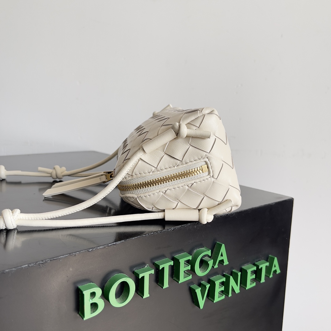 ボッテガ・ヴェネタ「Bottega Veneta」Concert Pouch レザーショルダーバッグ