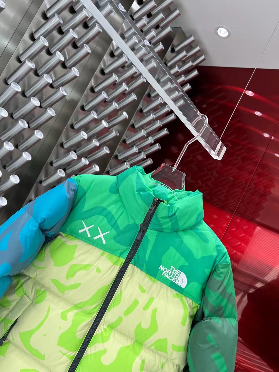 「コラボモデル」The North Face × KAWS コラボレーション Nuptse 1996 ダウンジャケット