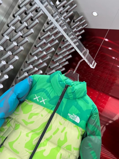「コラボモデル」The North Face × KAWS コラボレーション Nuptse 1996 ダウンジャケット