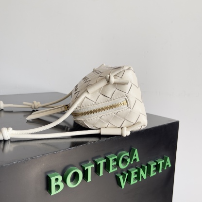 ボッテガ・ヴェネタ「Bottega Veneta」Concert Pouch レザーショルダーバッグ