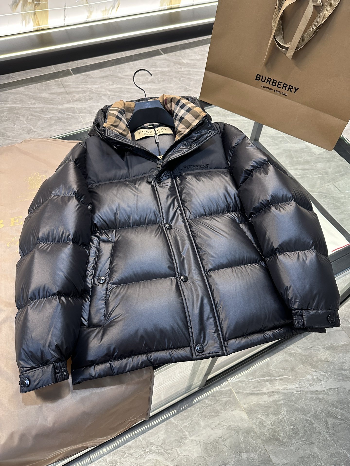 バーバリー「Burberry」インパクトカラーラバーアルファベットロゴキャップダウンジャケット