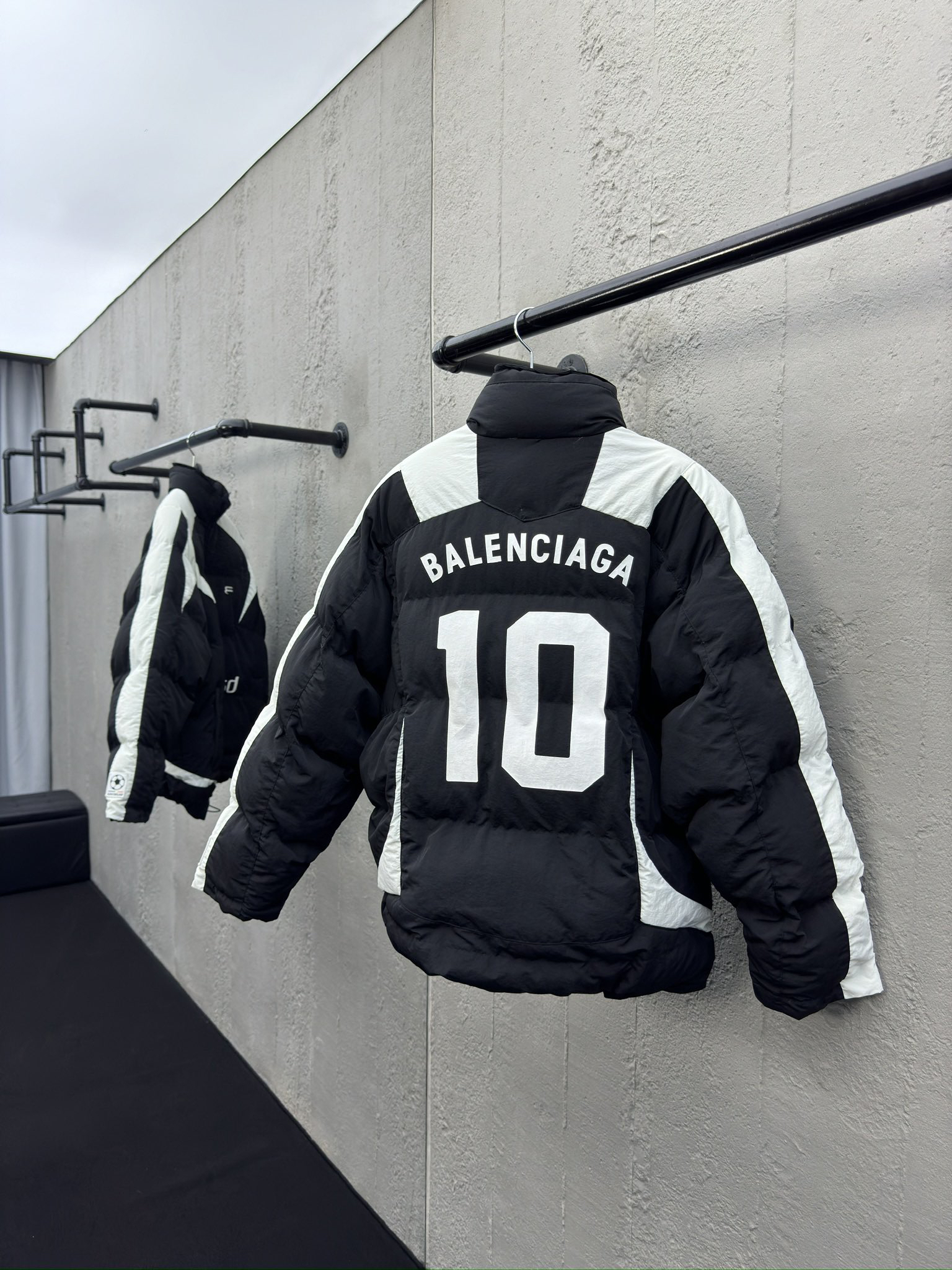 バレンシアガ「Balenciaga」‌BALENCIAGA × MANCHESTER UNITED 10番 パッチワーク サッカーダウンジャケット