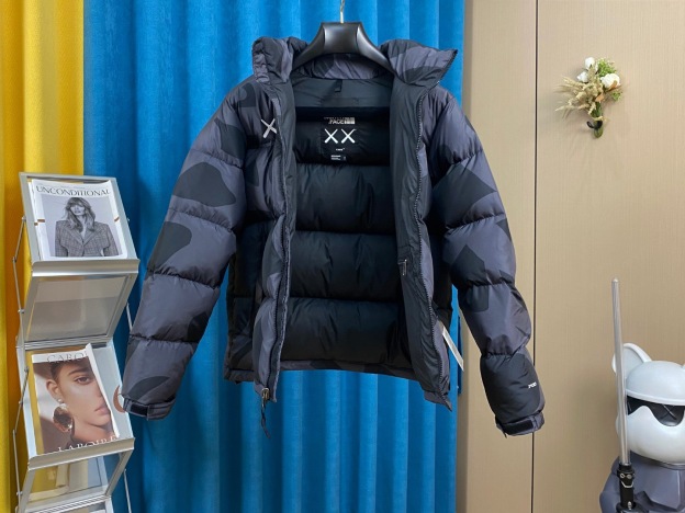 「コラボモデル」THE NORTH FACE × KAWS コラボレーション 1996 ダウンジャケット