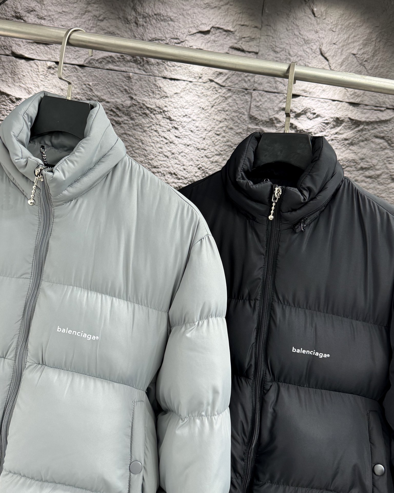 バレンシアガ「Balenciaga」‌アルファベットプロファイル羽毛