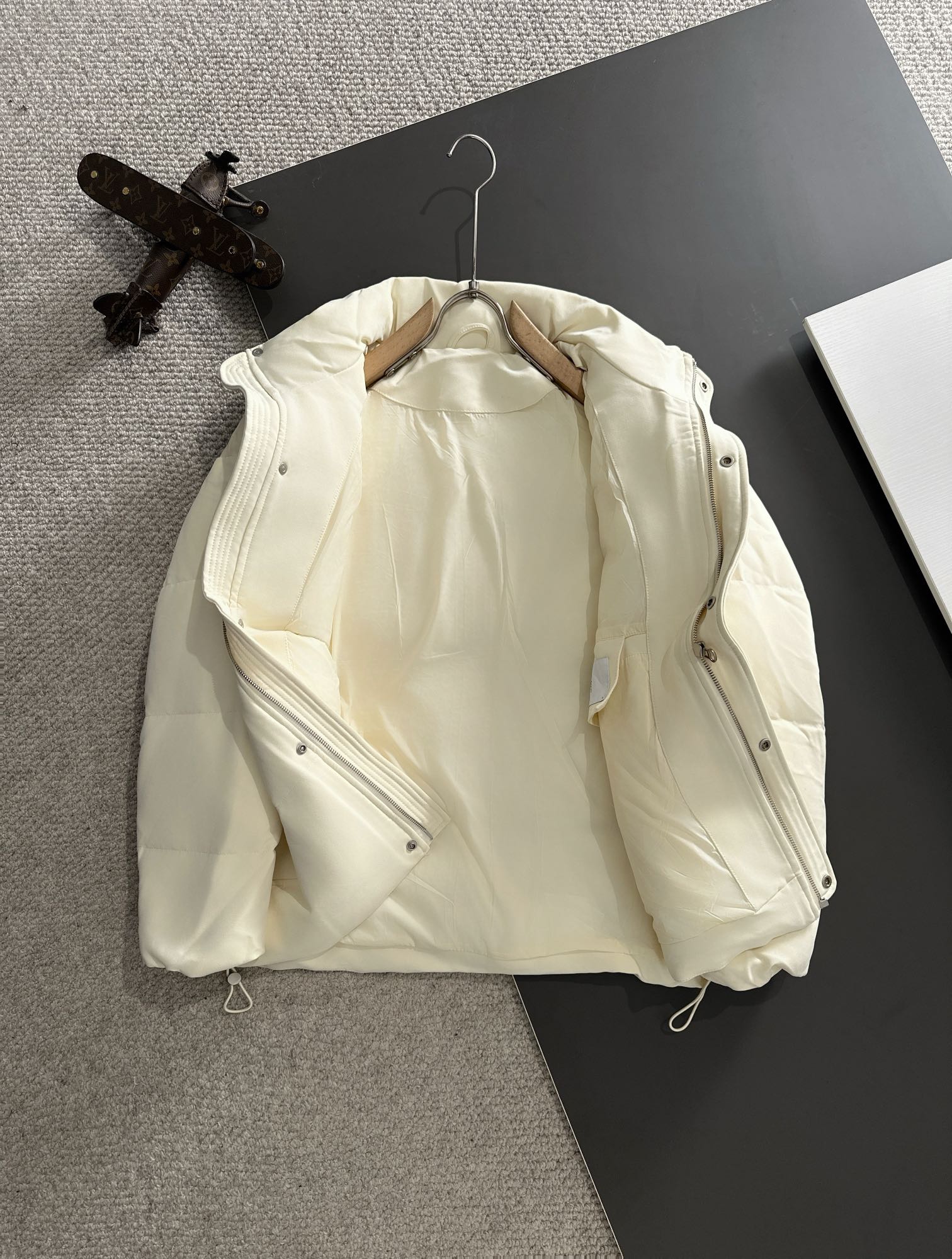 バレンシアガ「Balenciaga」‌2024秋冬最新バーチカルネックダウンジャケット