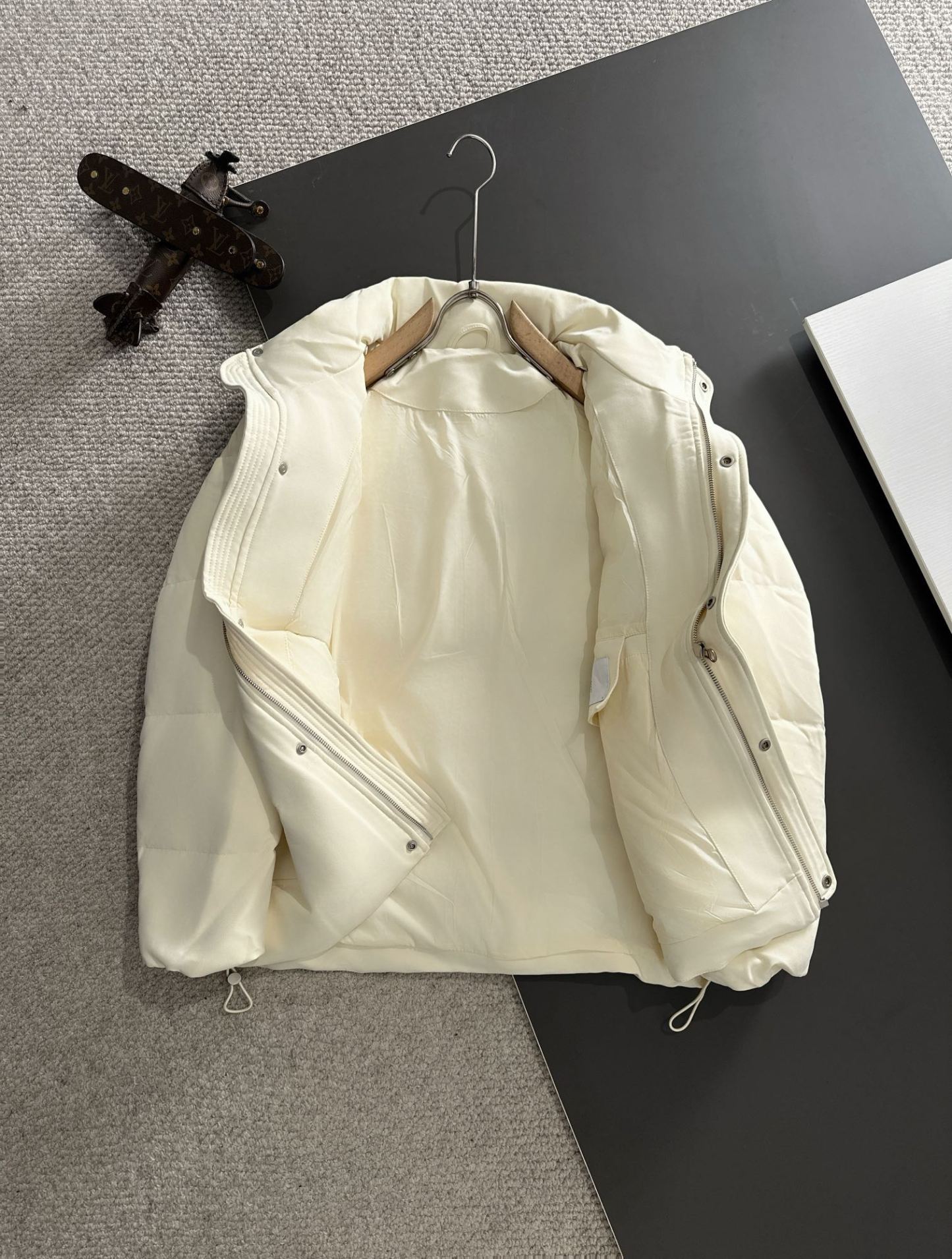 バレンシアガ「Balenciaga」‌2024秋冬最新バーチカルネックダウンジャケット