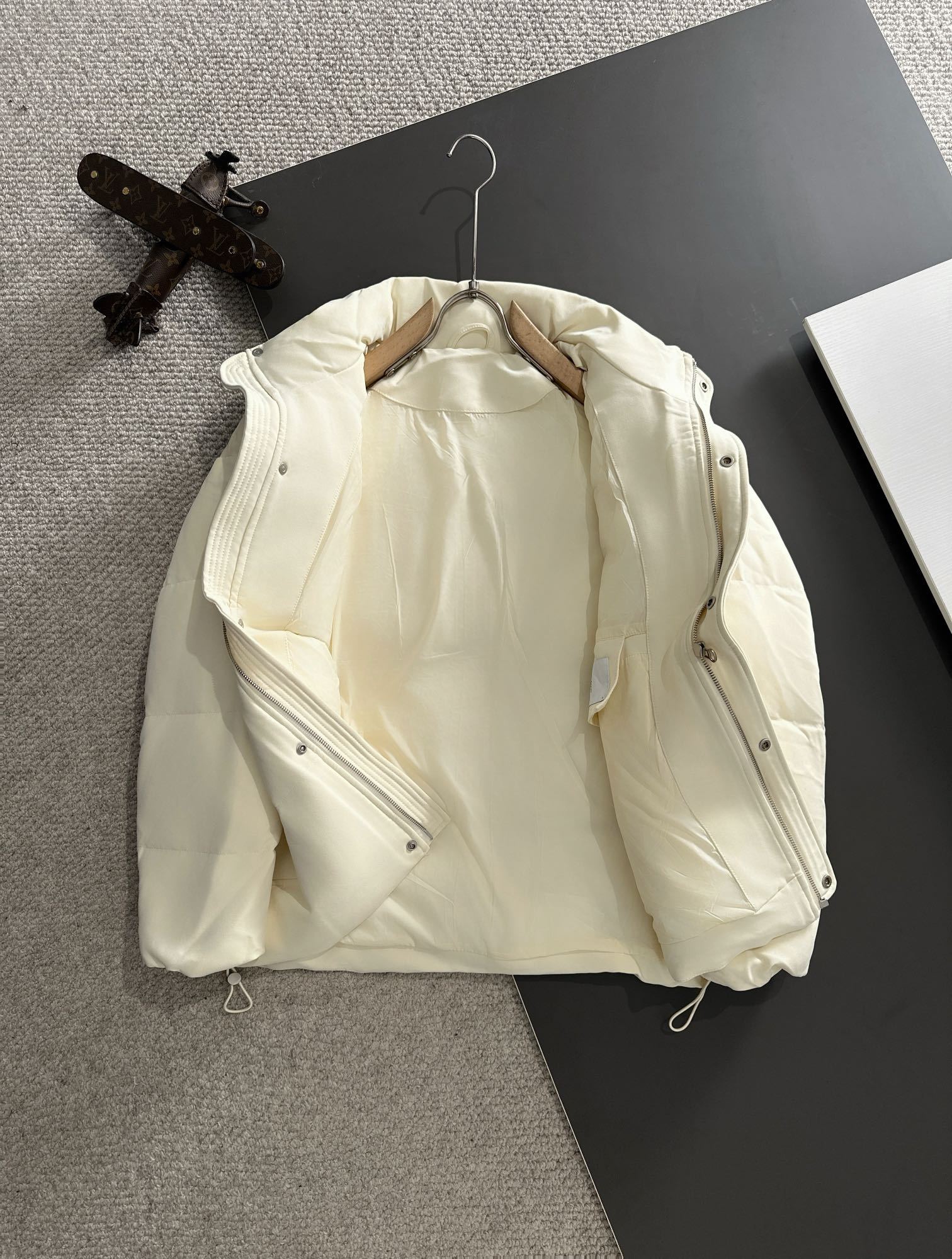 バレンシアガ「Balenciaga」‌2024秋冬最新バーチカルネックダウンジャケット