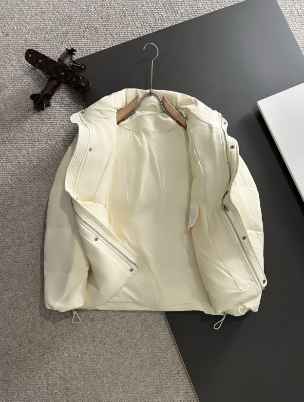 バレンシアガ「Balenciaga」‌2024秋冬最新バーチカルネックダウンジャケット