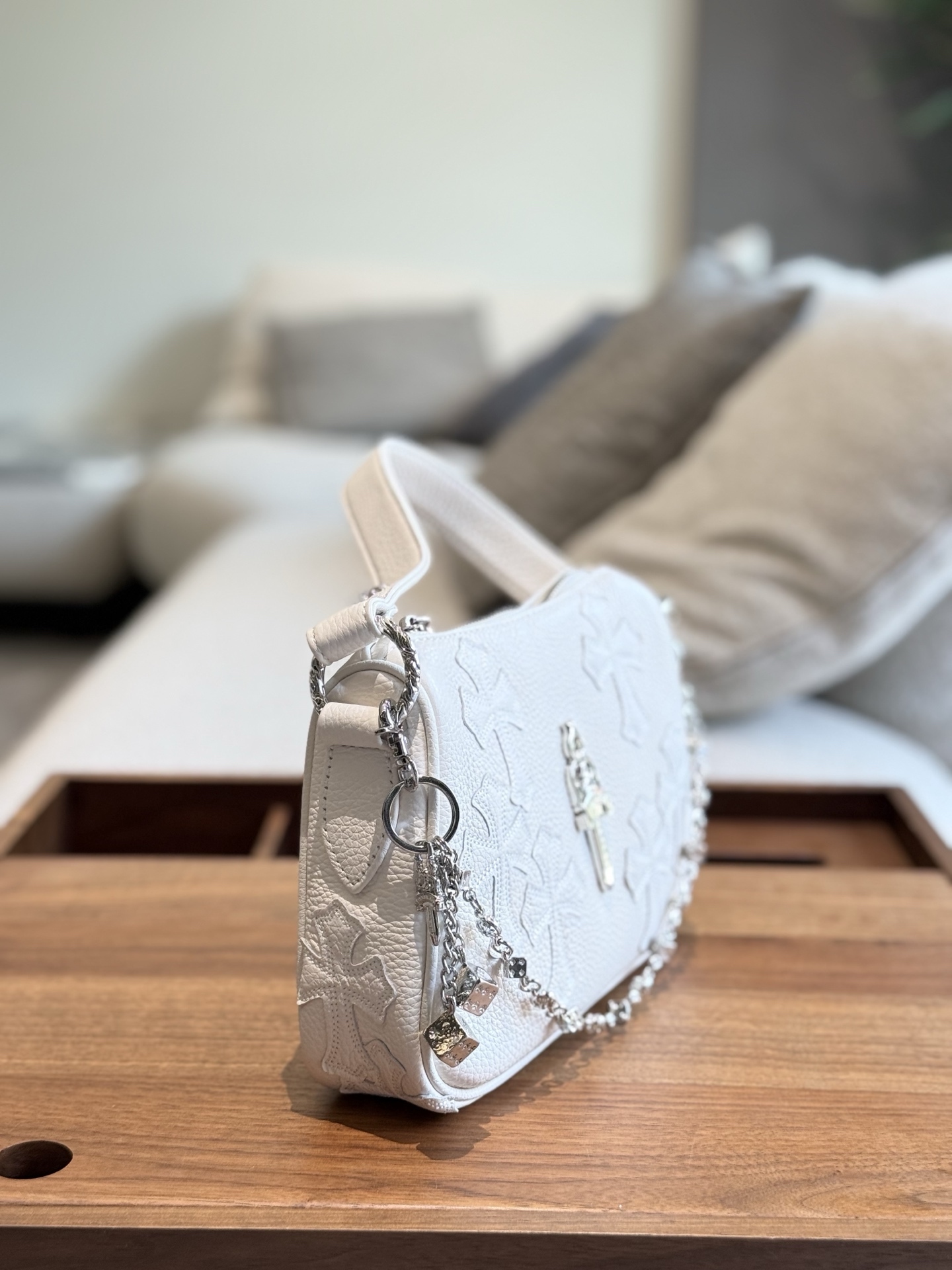 クロムハーツ「Chrome Hearts」十字架のショルダーバッグ