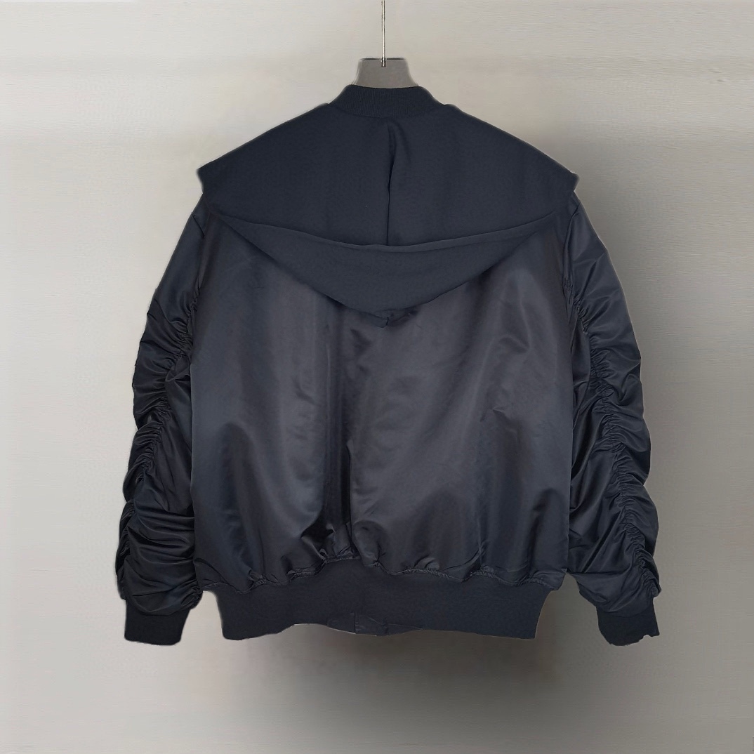 バレンシアガ「Balenciaga」‌秋冬コレクションのダブルキャップパッチワークフライトジャケット-ISETAN PRESTIGE CURATED