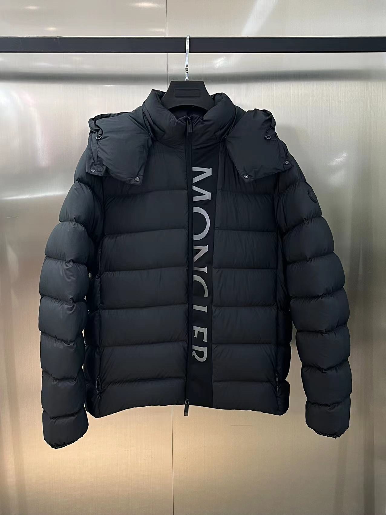 モンクレール「Moncler」ブラックウォリアー ショート ダウンジャケット