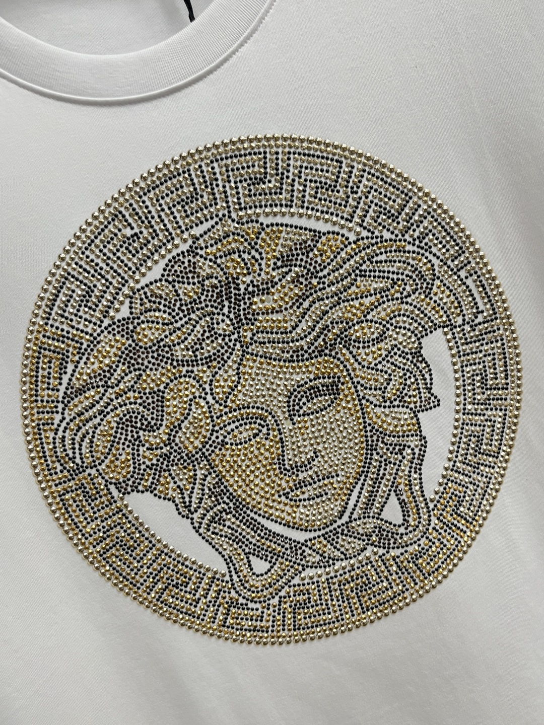 ヴェルサーチ「Versace」25SS クリスタルスワロフスキービーズ ラウンドネックTシャツ