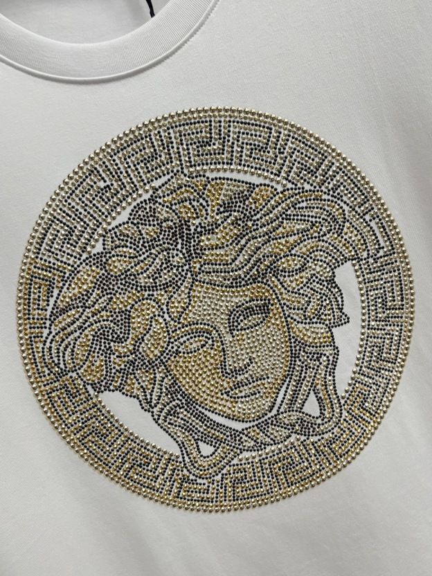 ヴェルサーチ「Versace」25SS クリスタルスワロフスキービーズ ラウンドネックTシャツ