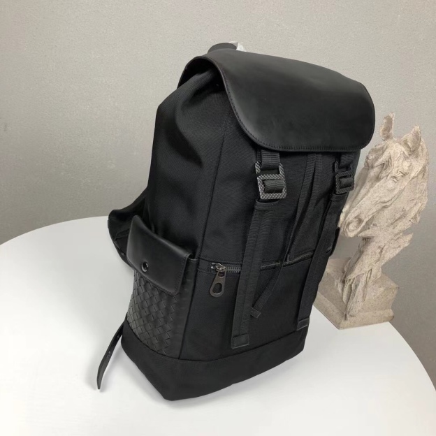 ボッテガ・ヴェネタ「Bottega Veneta」Intrecciato メンズリュックサック