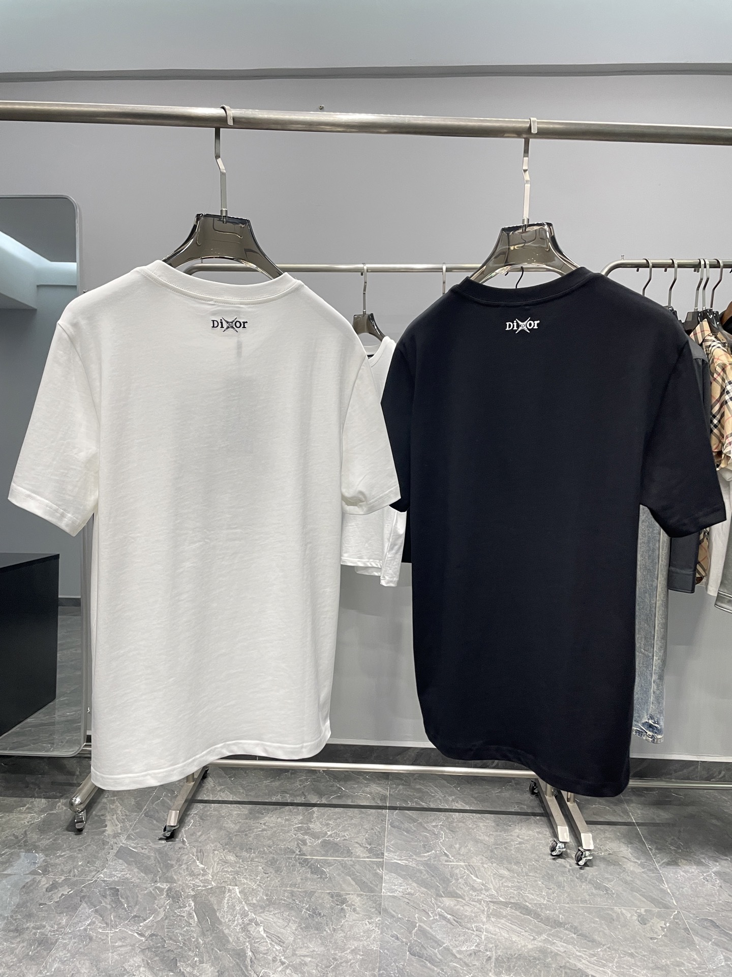 ディオール「Dior」CDロゴ立体刺繍半袖Tシャツ