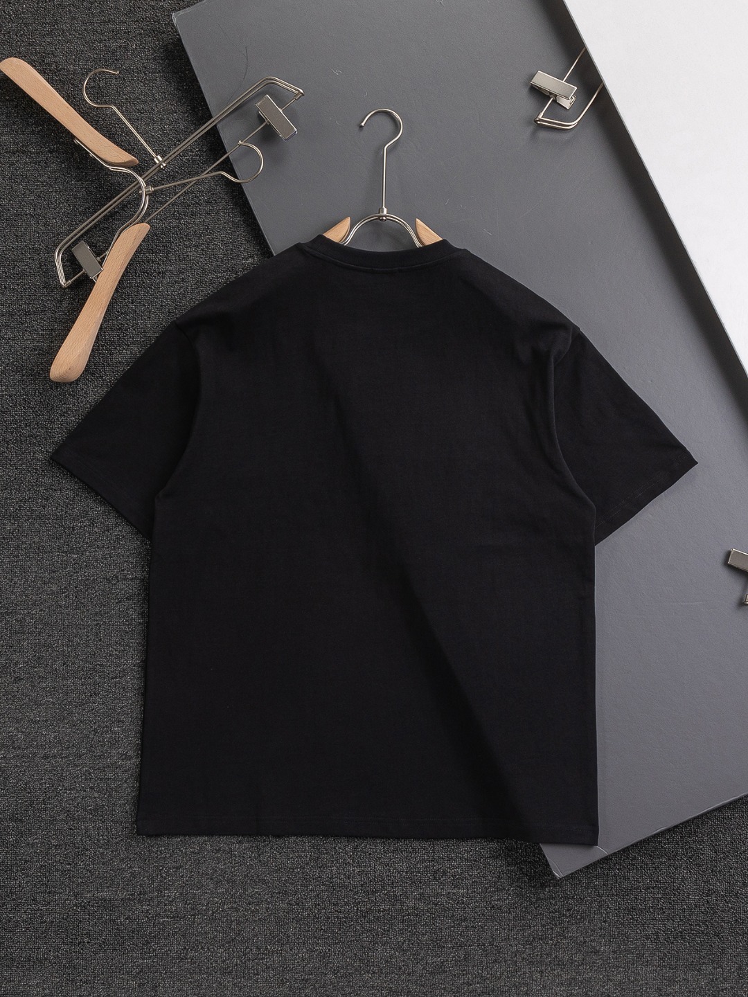 ロエベ「Loewe」マルチカラー レター エンブロイダリー Tシャツ