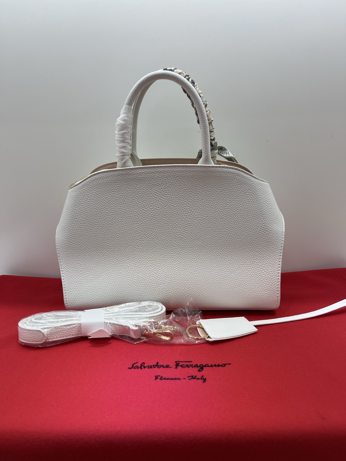 フェラガモ「Ferragamo」Hug ミニショルダーバッグ