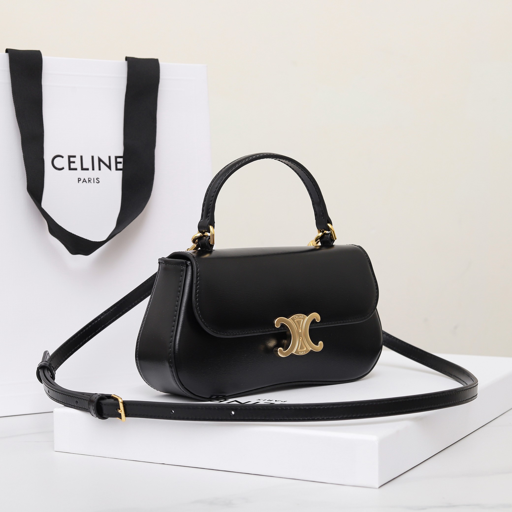 セリーヌ「Celine」Lola トライアンフ ショルダーバッグ