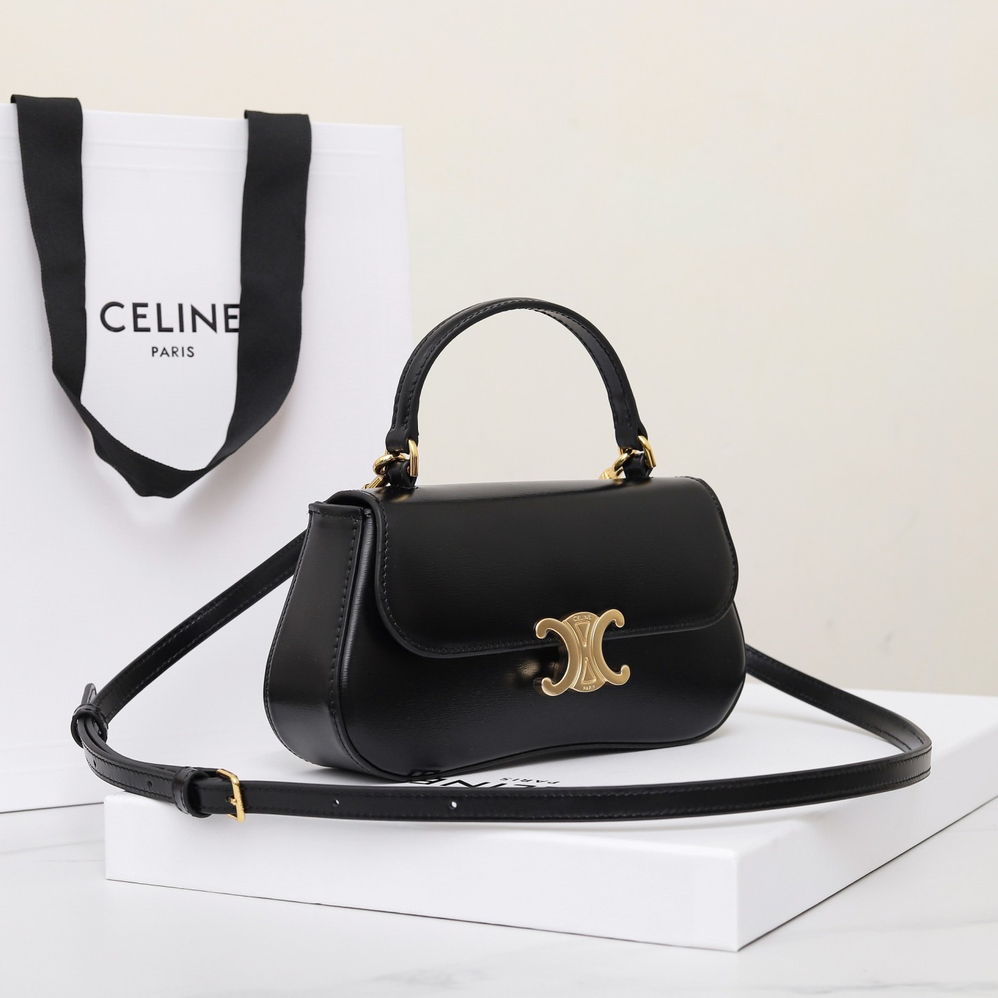 セリーヌ「Celine」Lola トライアンフ ショルダーバッグ