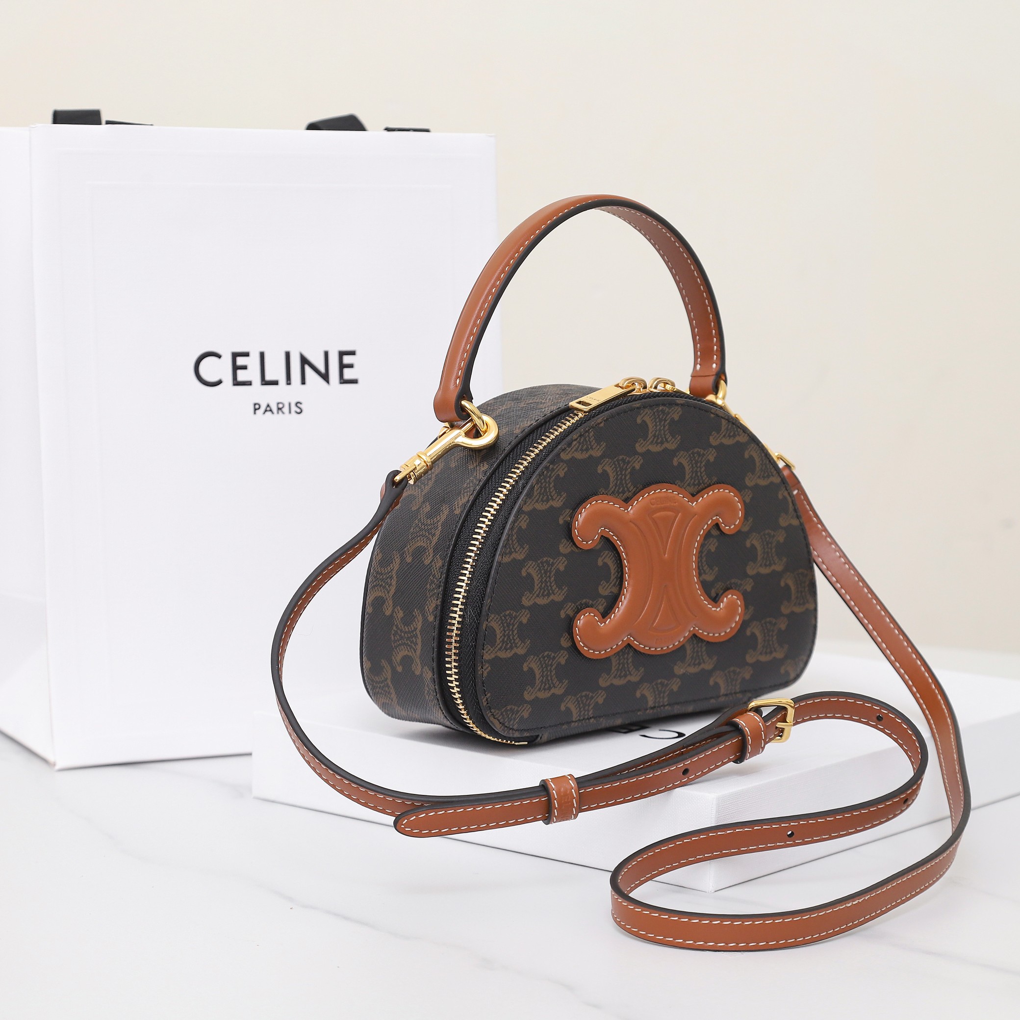 セリーヌ「Celine」Triomphe Canvas ハーフムーンボックスバッグ