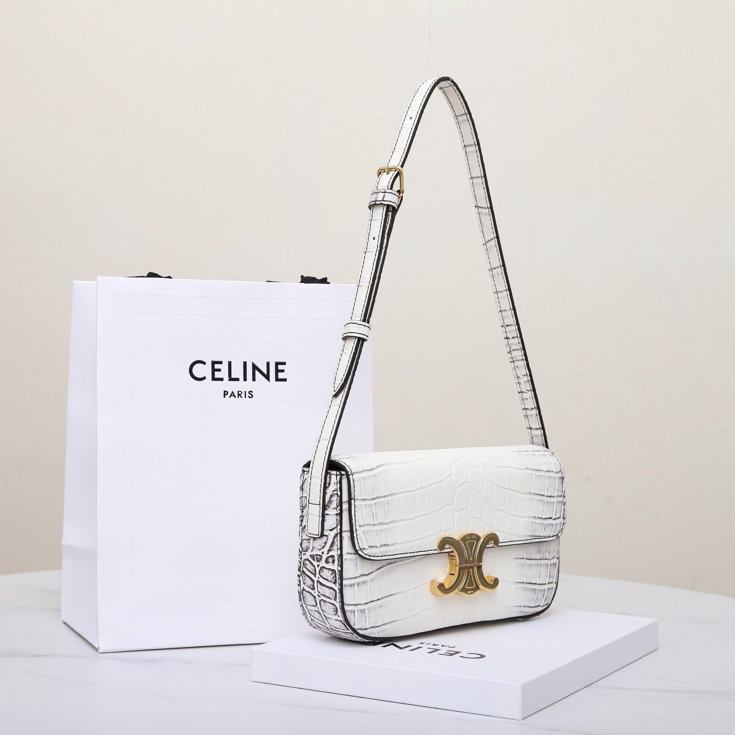 セリーヌ「Celine」Triomphe エンボスドクロコダイルレザー ショルダーバッグ