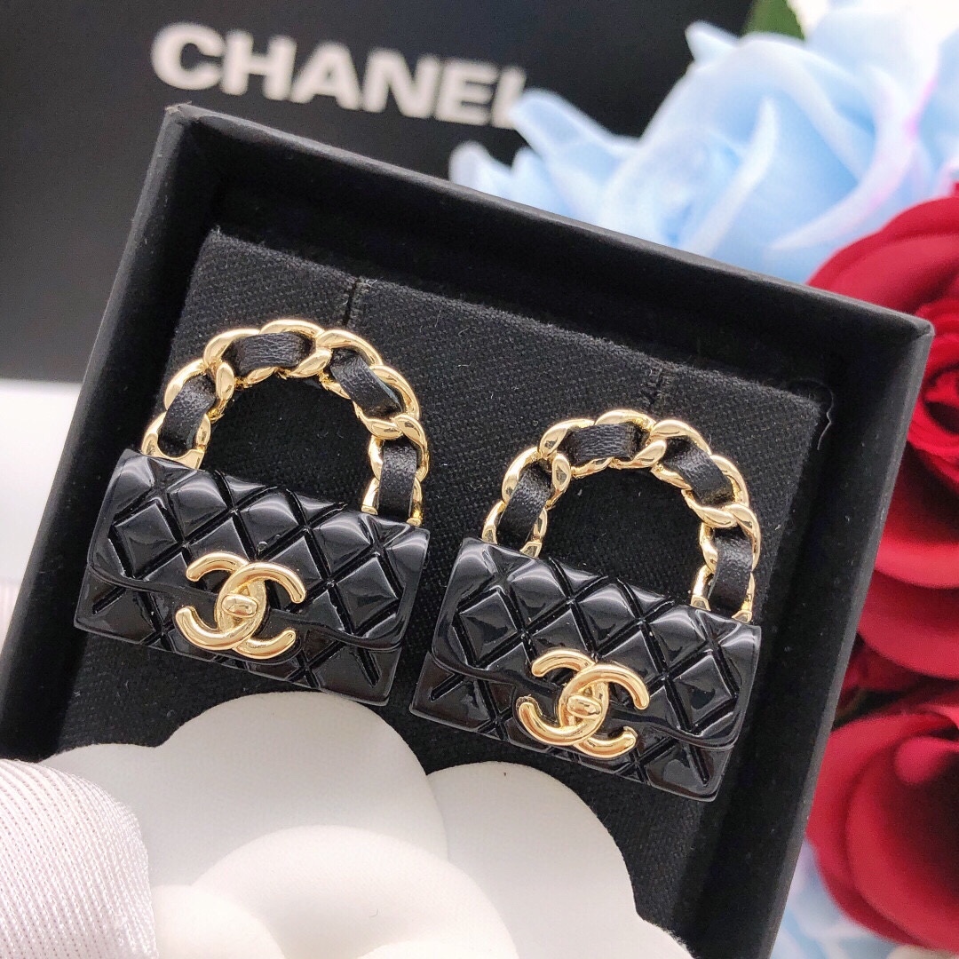 シャネル「Chanel」25 秋冬 ミニバッグモチーフ イヤリング（ブラックレザー）
