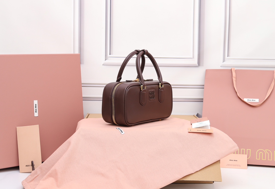 ミュウミュウ「Miu Miu」Matelassé ボウリングバッグ