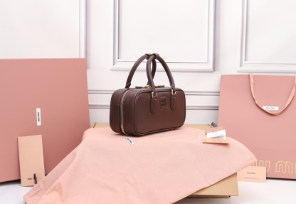 ミュウミュウ「Miu Miu」Matelassé ボウリングバッグ