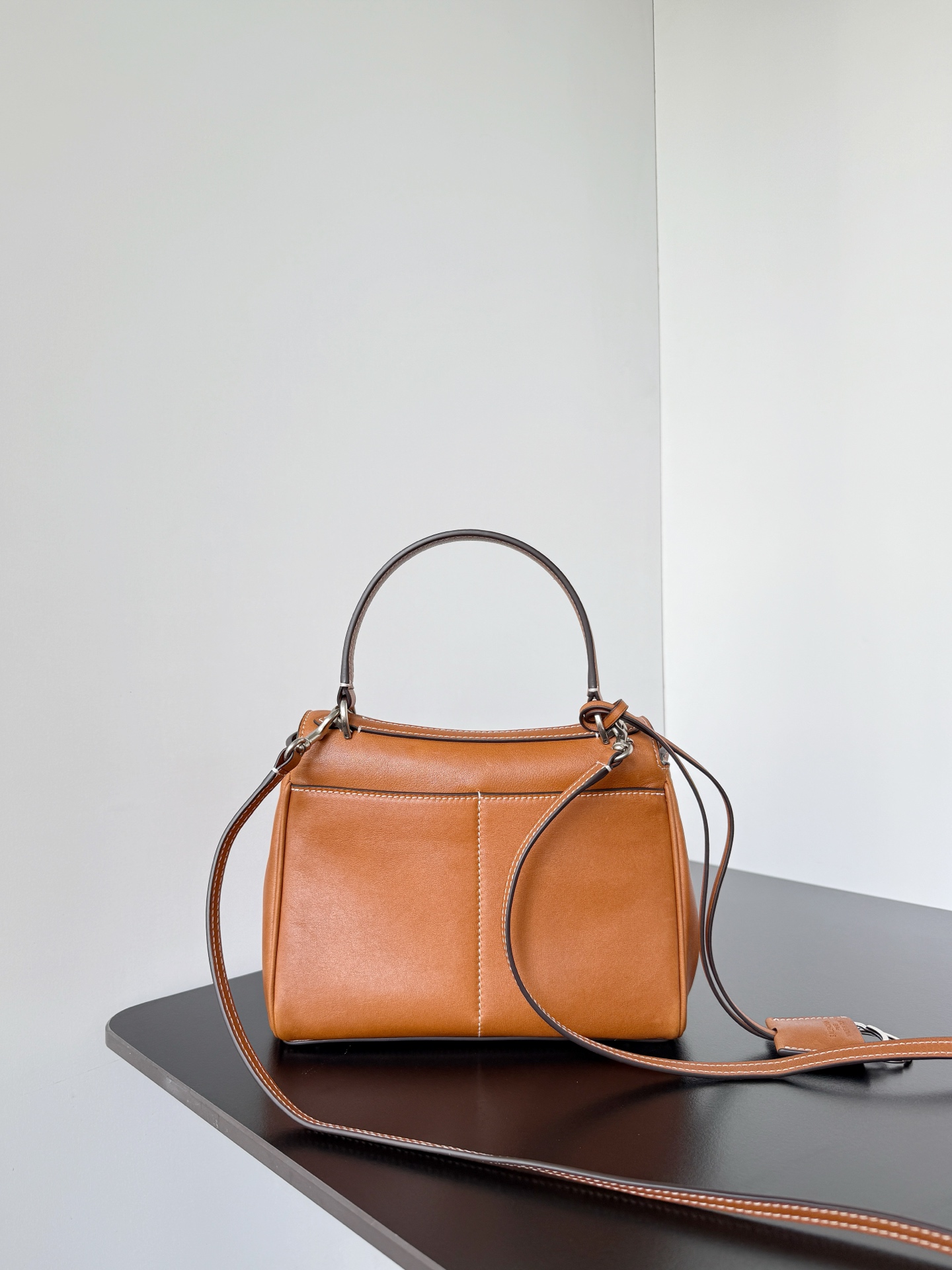 バレンシアガ「Balenciaga」Rodeo Drive スモールショルダーバッグ