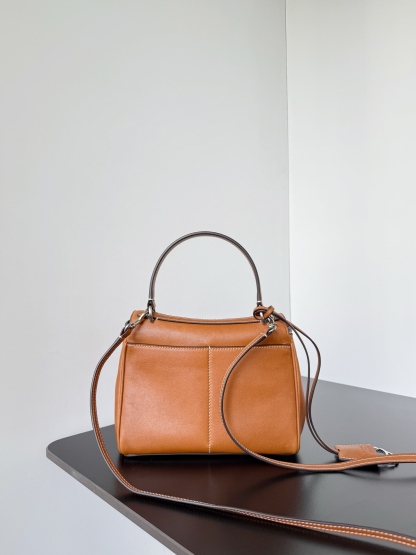 バレンシアガ「Balenciaga」Rodeo Drive スモールショルダーバッグ