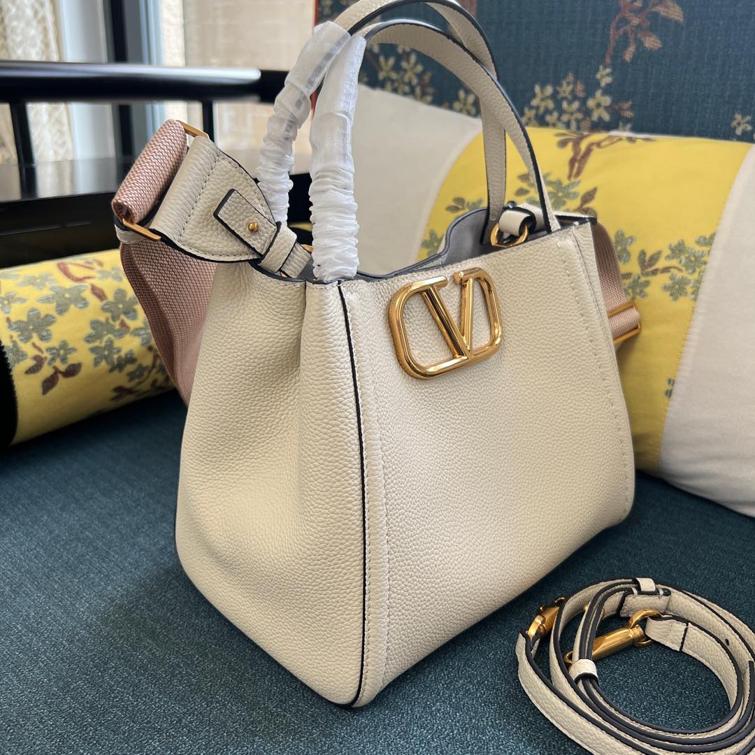 ヴァレンティノ「Valentino」ガラヴァーニ オールタイム レザー ショルダーバッグ