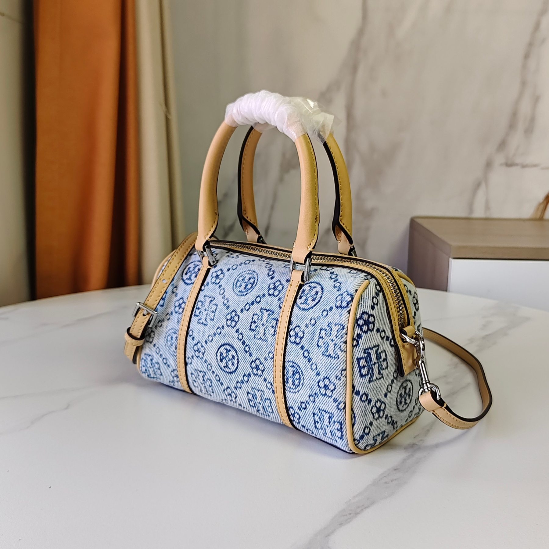 トリー バーチ「Tory Burch」トーリーバーチ T Monogram デニム ピローショルダーバッグ